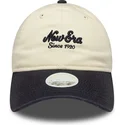 gorra-curva-beige-y-azul-marino-ajustable-para-mujer-9twenty-de-new-era