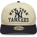 gorra-curva-beige-y-azul-marino-snapback-19twenty-heritage-de-new-york-yankees-mlb-de-new-era