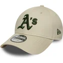 gorra-curva-beige-ajustable-con-logo-verde-9forty-league-essential-de-oakland-athletics-mlb-de-new-era