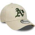 gorra-curva-beige-ajustable-con-logo-verde-9forty-league-essential-de-oakland-athletics-mlb-de-new-era
