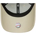 gorra-curva-beige-ajustable-con-logo-verde-9forty-league-essential-de-oakland-athletics-mlb-de-new-era