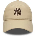 gorra-curva-beige-ajustable-con-logo-marron-9twenty-leather-de-new-york-yankees-mlb-de-new-era