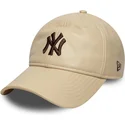 gorra-curva-beige-ajustable-con-logo-marron-9twenty-leather-de-new-york-yankees-mlb-de-new-era