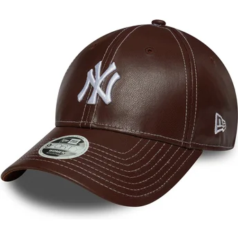 Gorra curva marrón ajustable para mujer 9FORTY Topstitch PU de New York Yankees MLB de New Era