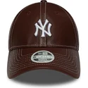gorra-curva-marron-ajustable-para-mujer-9forty-topstitch-pu-de-new-york-yankees-mlb-de-new-era