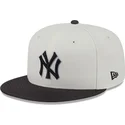 gorra-plana-beige-y-negra-ajustada-59fifty-clr-dvlp-de-new-york-yankees-mlb-de-new-era