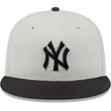 gorra-plana-beige-y-negra-ajustada-59fifty-clr-dvlp-de-new-york-yankees-mlb-de-new-era
