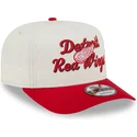 gorra-curva-beige-y-roja-snapback-9fifty-a-frame-chainstitch-de-detroit-red-wings-nhl-de-new-era