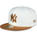 gorra-plana-blanca-y-marron-ajustada-59fifty-chrome-toast-side-patch-de-new-york-yankees-mlb-de-new-era