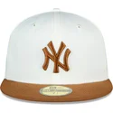 gorra-plana-blanca-y-marron-ajustada-59fifty-chrome-toast-side-patch-de-new-york-yankees-mlb-de-new-era