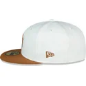 gorra-plana-blanca-y-marron-ajustada-59fifty-chrome-toast-side-patch-de-new-york-yankees-mlb-de-new-era