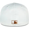 gorra-plana-blanca-y-marron-ajustada-59fifty-chrome-toast-side-patch-de-new-york-yankees-mlb-de-new-era