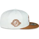 gorra-plana-blanca-y-marron-ajustada-59fifty-chrome-toast-side-patch-de-new-york-yankees-mlb-de-new-era