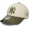 gorra-curva-beige-y-verde-ajustable-9forty-side-patch-de-new-york-yankees-mlb-de-new-era