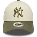 gorra-curva-beige-y-verde-ajustable-9forty-side-patch-de-new-york-yankees-mlb-de-new-era