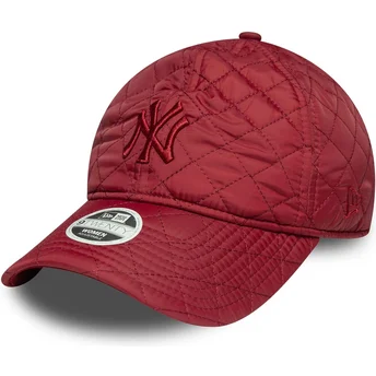 Gorra curva roja ajustable para mujer con logo rojo 9TWENTY Padded de New York Yankees MLB de New Era