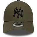 gorra-curva-verde-ajustable-con-logo-negro-9forty-league-essential-de-new-york-yankees-mlb-de-new-era