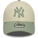 gorra-curva-beige-y-verde-ajustable-para-nino-9forty-league-essential-de-new-york-yankees-mlb-de-new-era