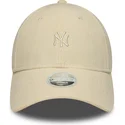 gorra-curva-beige-ajustable-para-mujer-9forty-mini-cord-de-new-york-yankees-mlb-de-new-era