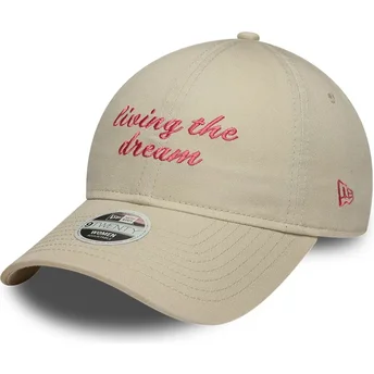 Gorra curva beige ajustable para mujer 9TWENTY Living The Dream Slogan de New Era
