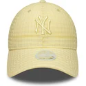 gorra-curva-amarilla-ajustable-con-logo-amarillo-para-mujer-9twenty-seersucker-de-new-york-yankees-mlb-de-new-era