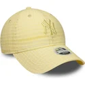 gorra-curva-amarilla-ajustable-con-logo-amarillo-para-mujer-9twenty-seersucker-de-new-york-yankees-mlb-de-new-era