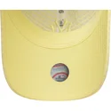 gorra-curva-amarilla-ajustable-con-logo-amarillo-para-mujer-9twenty-seersucker-de-new-york-yankees-mlb-de-new-era