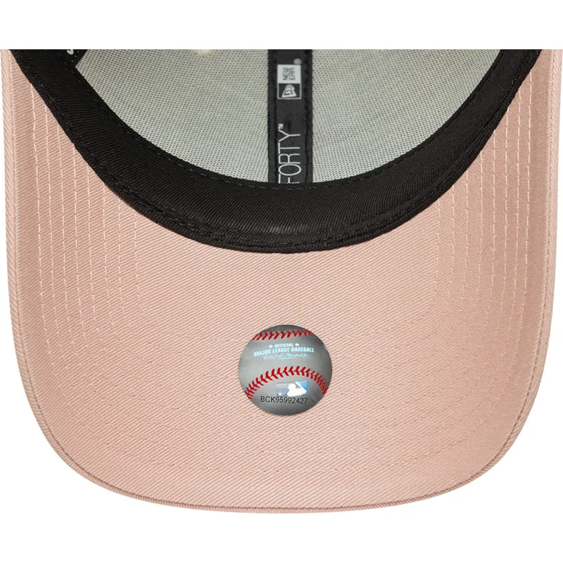 gorra-curva-beige-y-rosa-ajustable-con-logo-rosa-9forty-world-series-patch-de-los-angeles-dodgers-mlb-de-new-era