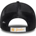 gorra-trucker-azul-marino-ajustable-con-logo-naranja-9forty-homefield-midi-de-new-york-yankees-mlb-de-new-era