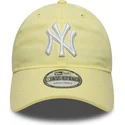 gorra-curva-amarilla-claro-ajustable-9twenty-league-essential-de-new-york-yankees-mlb-de-new-era