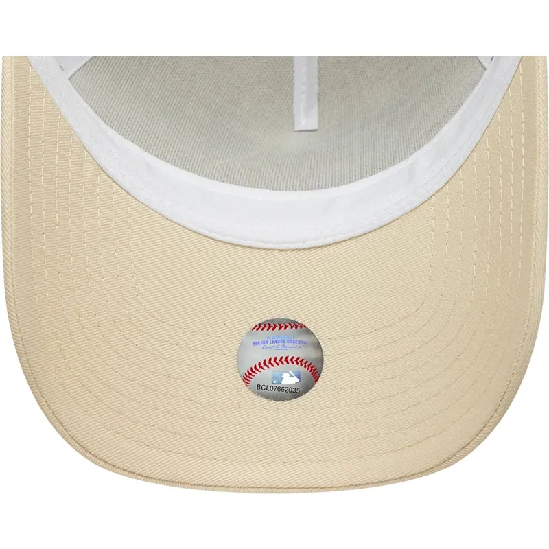 gorra-trucker-beige-con-logo-beige-a-frame-outline-de-new-york-yankees-mlb-de-new-era