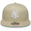 gorra-plana-beige-snapback-con-logo-blanco-9fifty-league-essential-de-new-york-yankees-mlb-de-new-era