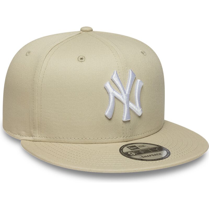 gorra-plana-beige-snapback-con-logo-blanco-9fifty-league-essential-de-new-york-yankees-mlb-de-new-era