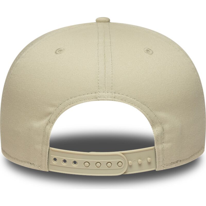 gorra-plana-beige-snapback-con-logo-blanco-9fifty-league-essential-de-new-york-yankees-mlb-de-new-era