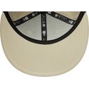 gorra-plana-beige-snapback-con-logo-blanco-9fifty-league-essential-de-new-york-yankees-mlb-de-new-era