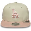 gorra-plana-beige-snapback-con-logo-rosa-9fifty-original-fit-world-series-patch-de-los-angeles-dodgers-mlb-de-new-era