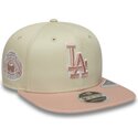 gorra-plana-beige-snapback-con-logo-rosa-9fifty-original-fit-world-series-patch-de-los-angeles-dodgers-mlb-de-new-era