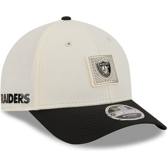Gorra curva beige y negra snapback 9FORTY M-Crown Training Pack 2026 de Las Vegas Raiders NFL de New Era