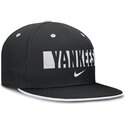 gorra-plana-negra-ajustada-primetime-dri-fit-true-structured-round-bill-de-new-york-yankees-mlb-de-nike