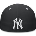 gorra-plana-negra-ajustada-primetime-dri-fit-true-structured-round-bill-de-new-york-yankees-mlb-de-nike