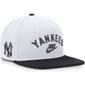 gorra-plana-blanca-y-azul-marino-snapback-cooperstown-dri-fit-pro-structured-square-bill-de-new-york-yankees-mlb-de-nike