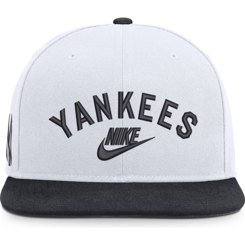 gorra-plana-blanca-y-azul-marino-snapback-cooperstown-dri-fit-pro-structured-square-bill-de-new-york-yankees-mlb-de-nike