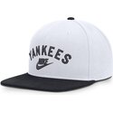 gorra-plana-blanca-y-azul-marino-snapback-cooperstown-dri-fit-pro-structured-square-bill-de-new-york-yankees-mlb-de-nike