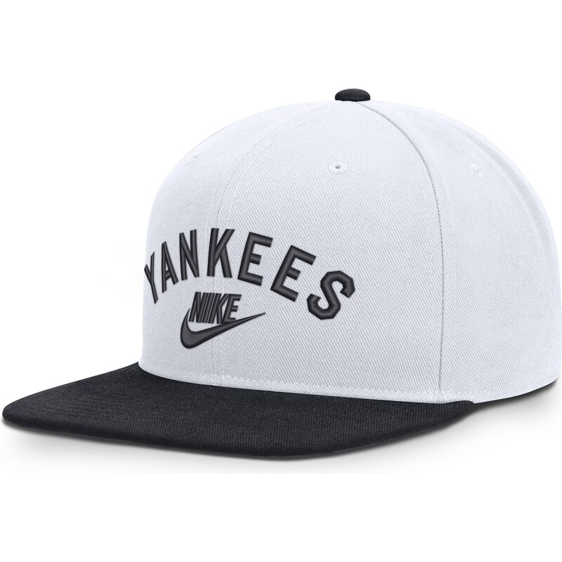 gorra-plana-blanca-y-azul-marino-snapback-cooperstown-dri-fit-pro-structured-square-bill-de-new-york-yankees-mlb-de-nike