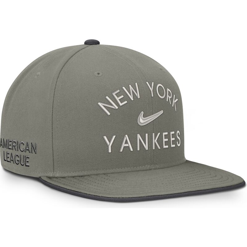 gorra-plana-verde-snapback-dri-fit-pro-structured-square-bill-de-new-york-yankees-mlb-de-nike