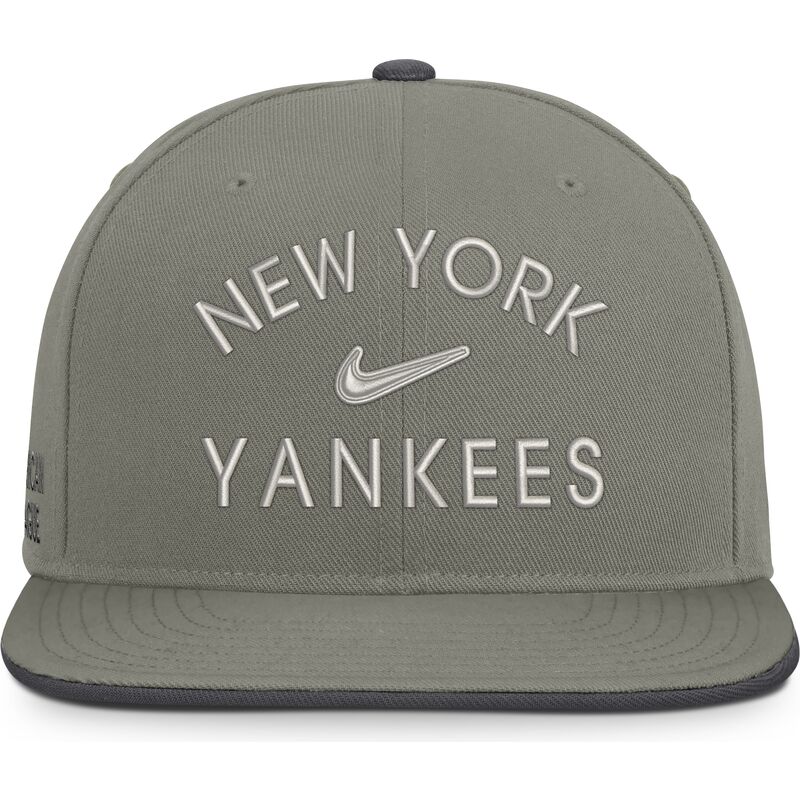 gorra-plana-verde-snapback-dri-fit-pro-structured-square-bill-de-new-york-yankees-mlb-de-nike