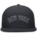 gorra-plana-azul-marino-ajustada-dri-fit-true-structured-round-bill-de-new-york-yankees-mlb-de-nike