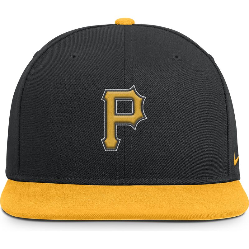 gorra-plana-negra-y-amarilla-snapback-dri-fit-pro-structured-square-bill-de-pittsburgh-pirates-mlb-de-nike