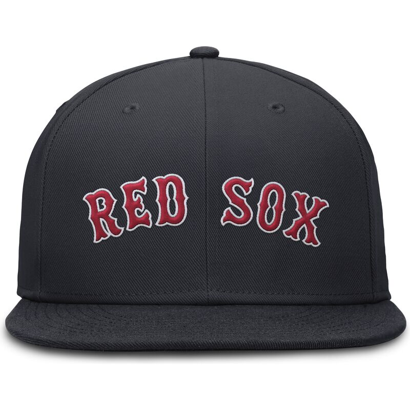 gorra-plana-azul-marino-ajustada-dri-fit-true-structured-round-bill-de-boston-red-sox-mlb-de-nike gorra-plana-azul-marino-ajustada-dri-fit-true-structured-round-bill-de-boston-red-sox-mlb-de-nike