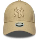 gorra-curva-beige-ajustable-para-mujer-con-logo-beige-9forty-pu-pattern-de-new-york-yankees-mlb-de-new-era
